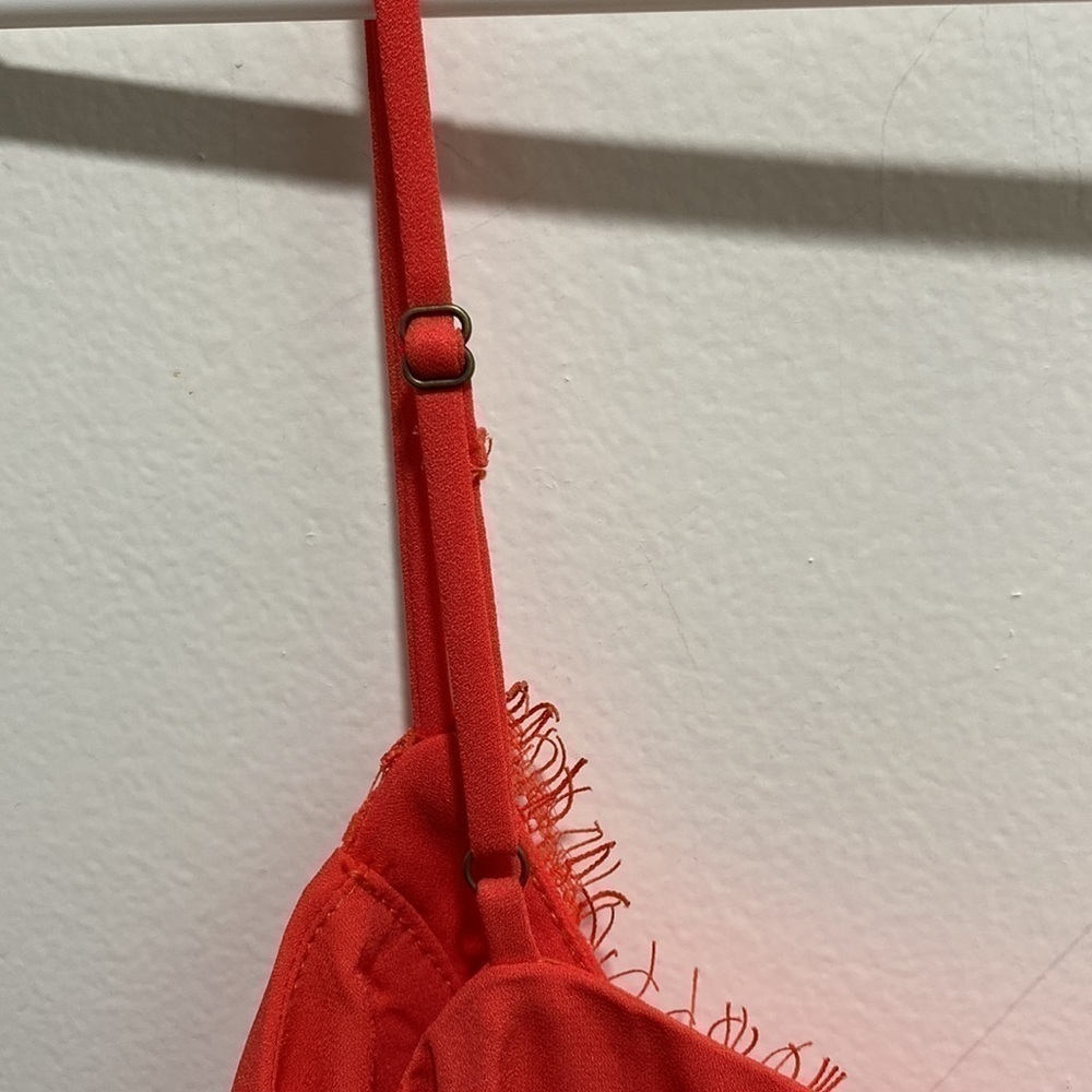 Socialite camisole blouse medium tank top scalloped neck spaghetti straps 🌟 - Picture 6 of 6